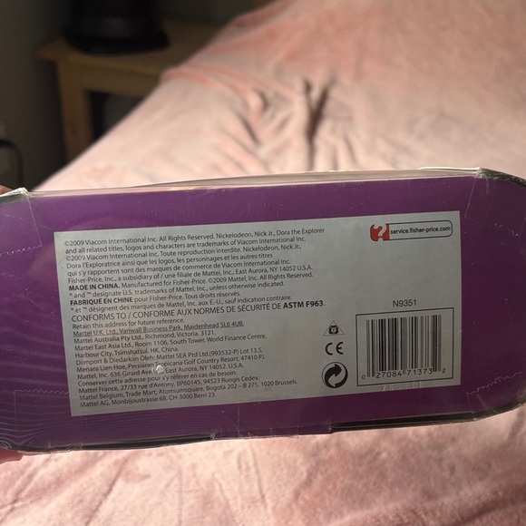 2009 Holiday Dora Doll in Red Dress - Picture 4 of 5